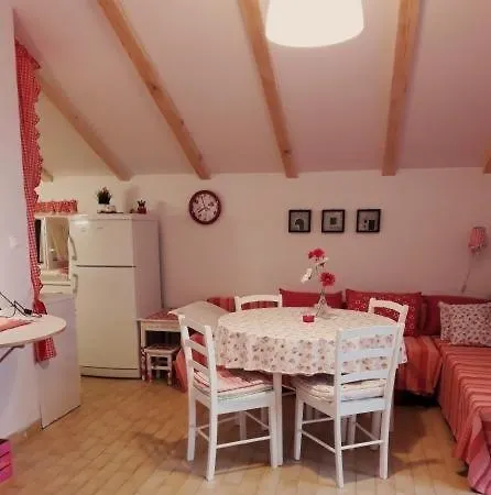 Apartment In With Sea View, Terrace, Air Conditioning, Wi-fi Slatine